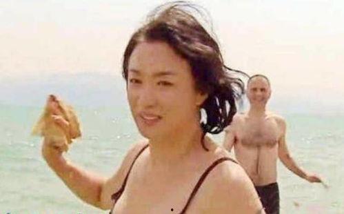 金星泳装照片,性感魅力绽放泳池边