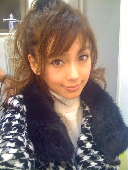 杨颖宝宝的照片曝光,可爱瞬间引网友热议