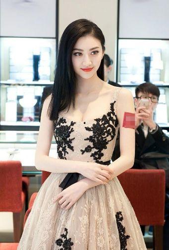 娱乐圈明星玉足微博,微博热议美腿诱惑